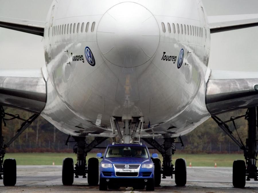  Volkswagen Touareg V10 TDi Tows Boeing 747 2006 года  (фото 6 из 10)